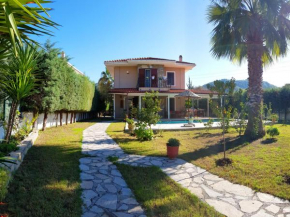 Private Villa with Pool. Perfect Location!